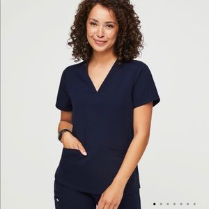 Navy blue Figs Casma™ Three-Pocket Scrub Top
CORE
